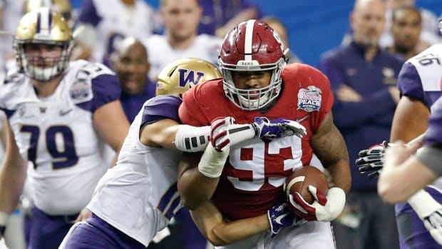 Alabama Crimson Tide defensive lineman Jonathan Allen returns a fumble in the College Football Playoff