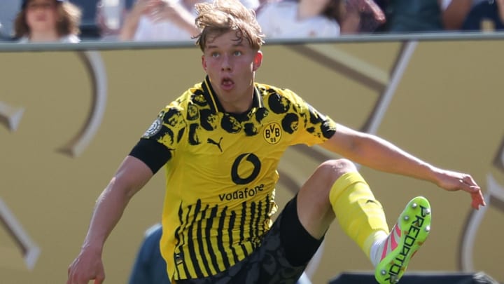 Jul 5, 2025; East Rutherford, New Jersey, USA; Borussia Dortmund defender Daniel Svensson (24) in action in a quarterfinal match of the 2025 FIFA Club World Cup against Real Madrid CF at MetLife Stadium. Mandatory Credit: Vincent Carchietta-Imagn Images