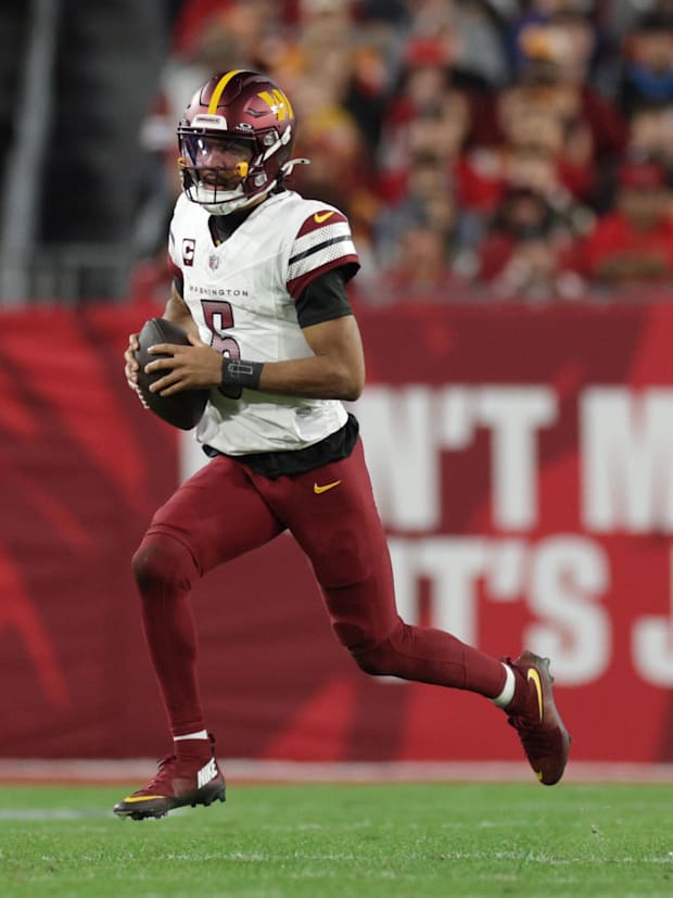Washington Commanders QB Jayden Daniels debuts new physique as training