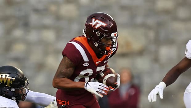 The receiver of Virginia Tech Hokies, Jaylin Lane, takes place for a touch against the deacons of Wake Forest demon.