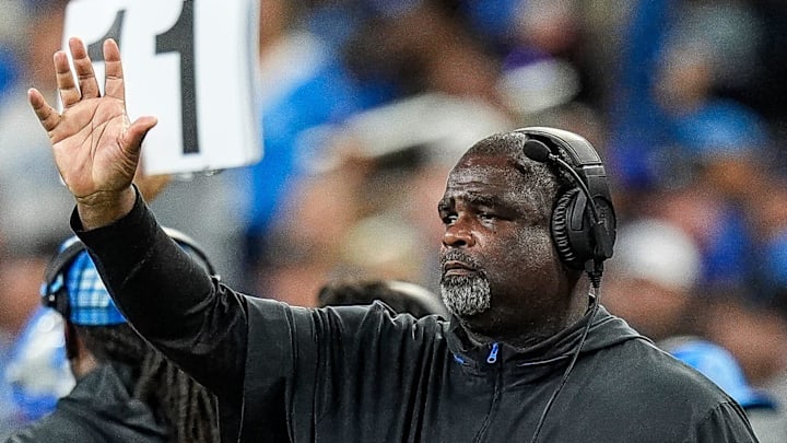 Former Detroit Lions defensive coach Terrell Williams signals players before a play against Los Angeles Rams