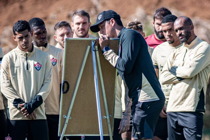 Thiago Carpini em treino do Vitória