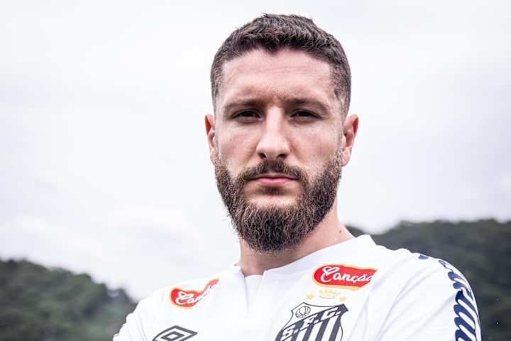 Zé Rafael, meio-campista do Santos em 2025