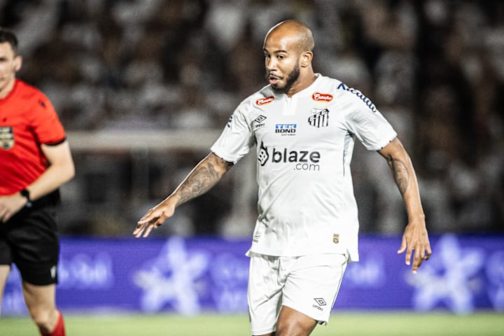 Patrick, meio-campista do Santos em 2024