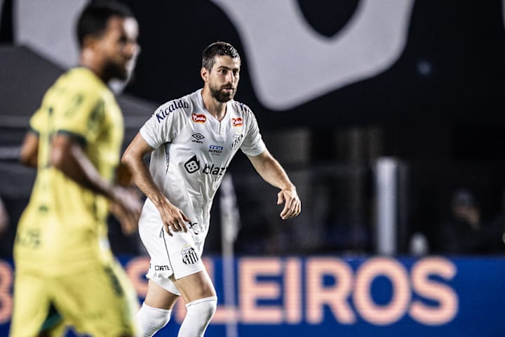 Luan Peres, zagueiro do Santos em 2024