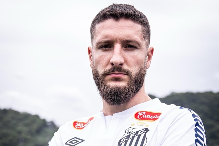 Zé Rafael, meio-campista do Santos em 2025