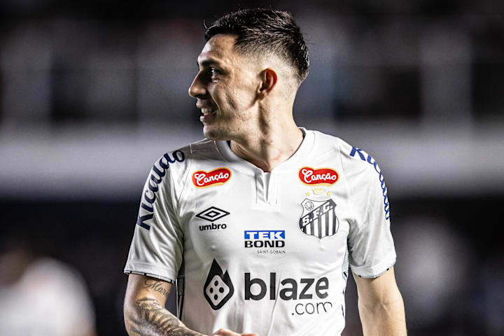 Gonzalo Escobar em Santos x Mirassol na Vila Viva Sorte pela Série B 2024 