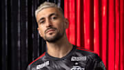 Arrascaeta, meia do Flamengo, pousou na campanha da nova camisa 3 do clube.