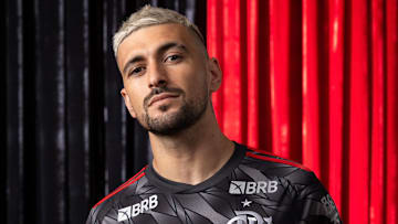 Arrascaeta, meia do Flamengo, pousou na campanha da nova camisa 3 do clube.