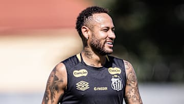 Neymar em treino no CT Rei Pelé