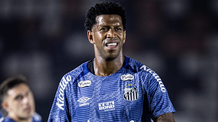 Gil, zagueiro do Santos em 2024