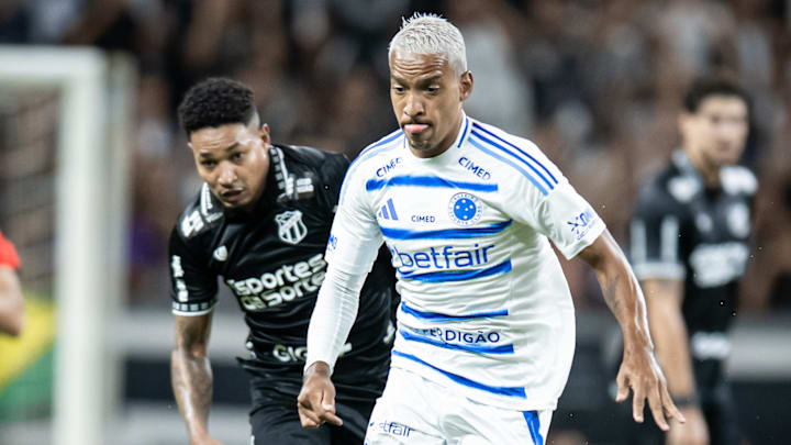 Matheus Pereira recebeu um cartão amarelo Matheus Pereira recebeu um cartão amarelo