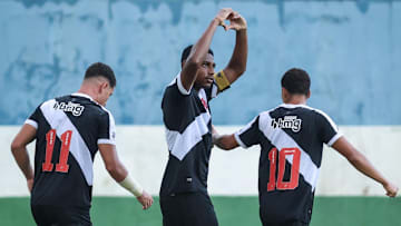 Técnico do time principal, Fábio Carille elogiou publicamente o zagueiro Lyncon, capitão do sub-20