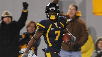 November 27, 2009; Morgantown, WV, USA; West Virginia Mountaineers running back Noel Devine (7) carries the ball for a touchdown in the third quarter against the Pittsburgh Panthers at Milan Puskar Stadium. West Virginia defeated Pittsburgh 19-16.  Mandatory Credit: James Lang-Imagn Images