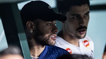 Neymar acompanhou Santos em viagem para Curitiba