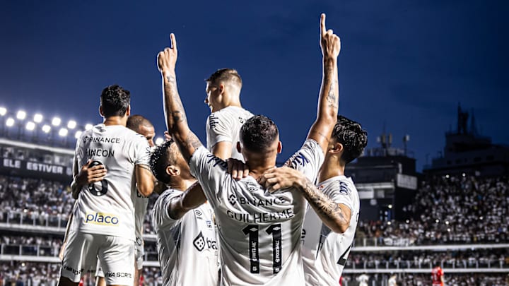 Elenco do Santos comemora gol na Vila Belmiro