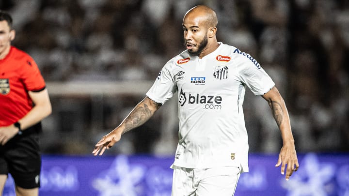 Patrick, meio-campista do Santos em 2024