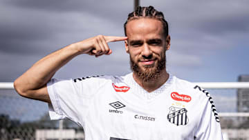 O franco-argelino Brahimi assinou com o Santos até dezembro de 2026