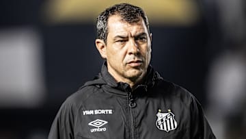 Carille tem trabalho contestado no Santos