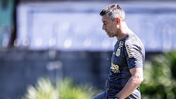 Pedro Caixinha ainda espera mais reforços no Santos