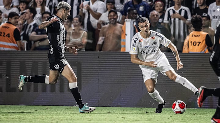 João Schmidt, meio-campista do Santos em 2025