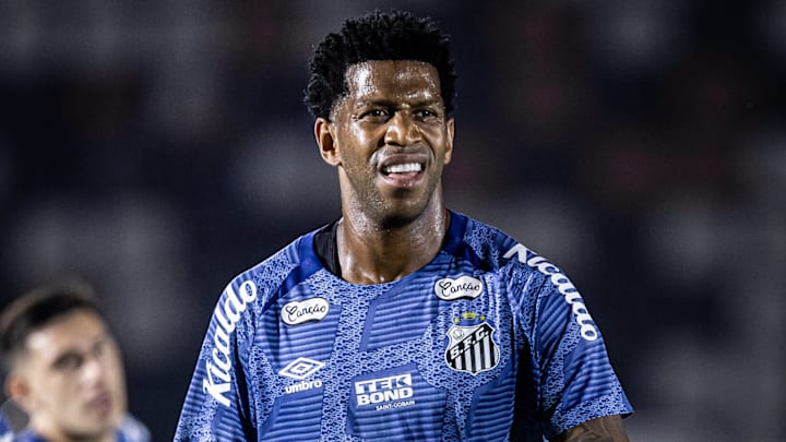 Gil, zagueiro do Santos em 2024