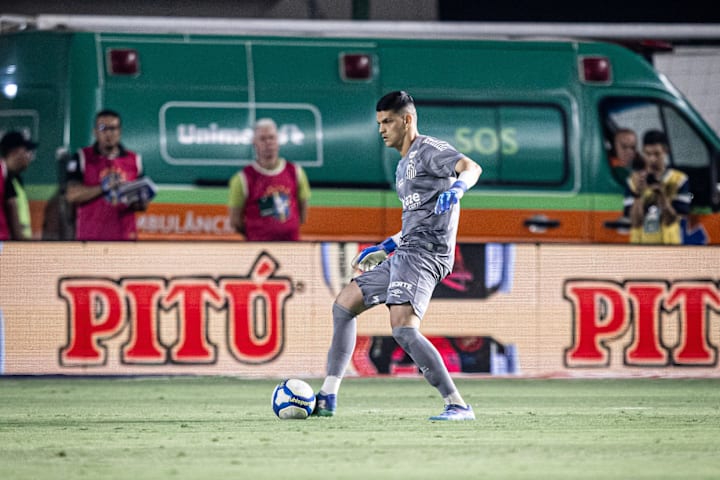 Gabriel Brazão, goleiro do Santos em 2024