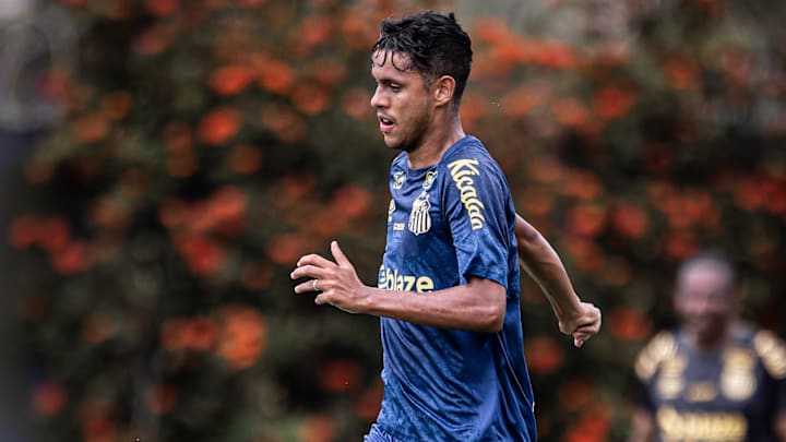 Hyan, meio-campista do Santos em 2025
