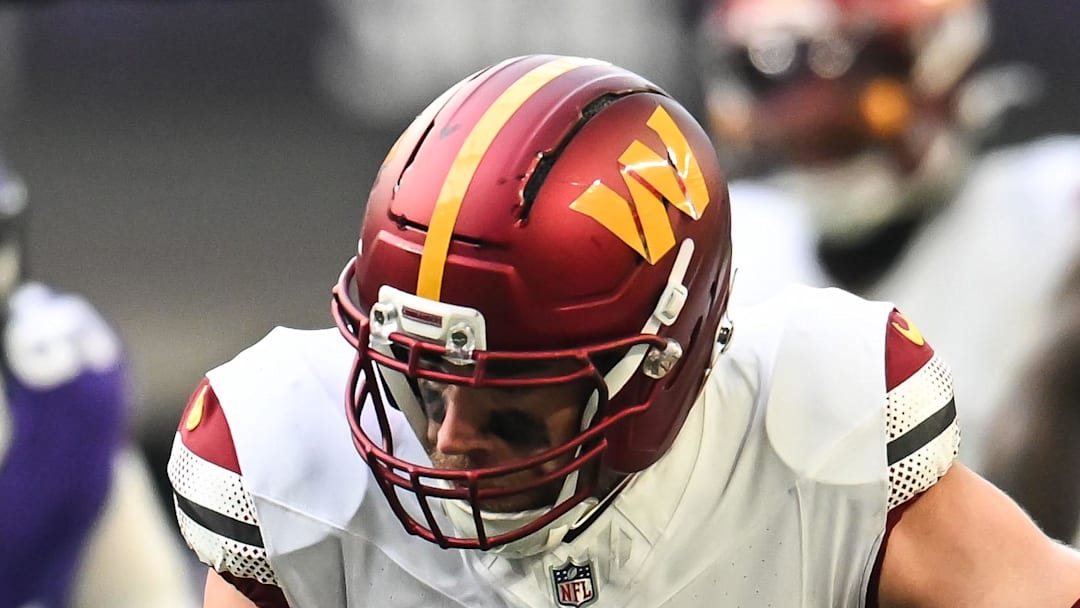 Washington Commanders tight end Zach Ertz makes a catch against the Minnesota Vikings.