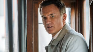 Runaways -- "Old School" -- Episode 204 -- Topher helps the kids break into Atlas Academy, but the plan is blown when Dale and Stacey trigger an earthquake and the parents rush to the scene. JonahÕs body continues to break down as he leads Karolina into the hole. Jonah (Julian McMahon) shown. (Photo by: Greg Lewis / Hulu)