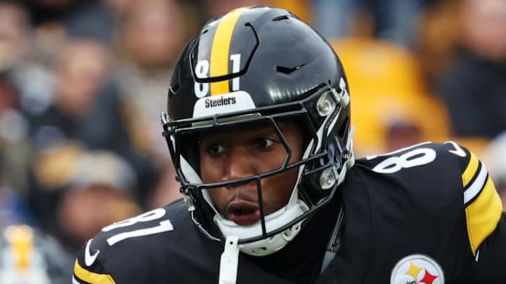 Nov 2, 2025; Pittsburgh, Pennsylvania, USA; Pittsburgh Steelers tight end Jonnu Smith (81) runs the ball during the second half against the Indianapolis Colts at Acrisure Stadium. Mandatory Credit: Charles LeClaire-Imagn Images