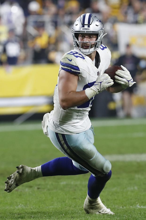 Dallas Cowboys tight end Jake Ferguson runs after a catch against the Pittsburgh Steelers. 