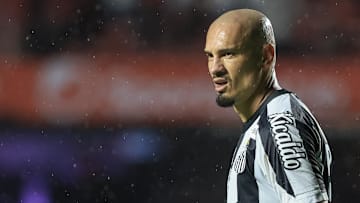 Maicon diz que aceitou a proposta do Vasco sem hesitar: ‘Pela grandeza e história’.