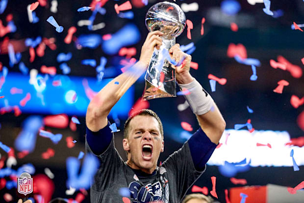 ควอเตอร์แบ็กเพทริออตส์ ทอม เบรดี้ ยกถ้วยวินซ์ ลอมบาร์ดี หลังเอาชนะฟัลคอนส์ในซูเปอร์โบวล์