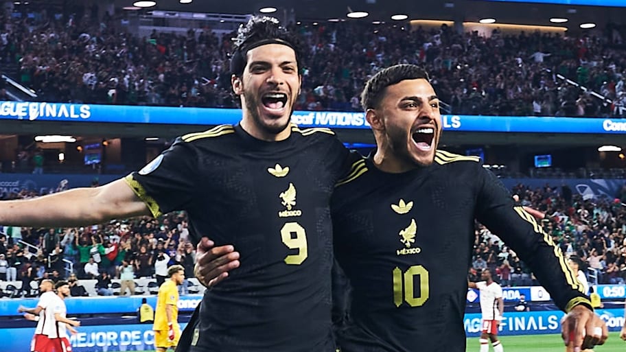 Raúl Jiménez (left) and Alexis Vega are the leaders of Mexico's attack. | IMAGO/Agencia-MexSport