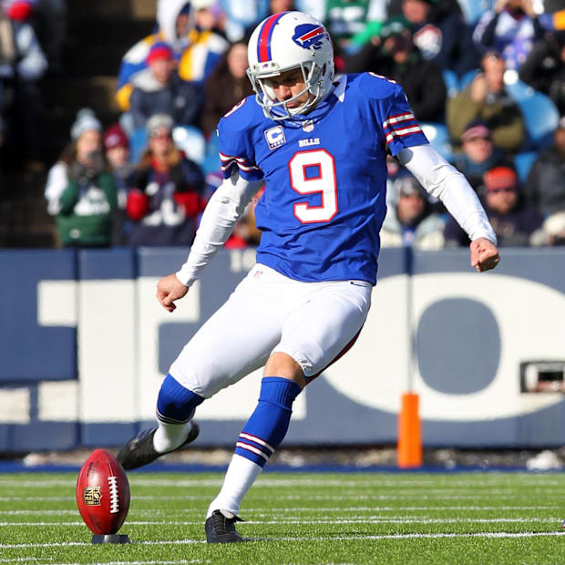 Former Buffalo Bills kicker Rian Lindell kicks off against the New York Jets.