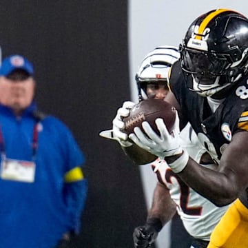 Pittsburgh Steelers tight end Darnell Washington (80) catches a pass in the fourth quarter of the NFL Week 7 game between the Cincinnati Bengals and the Pittsburgh Steelers at Paycor Stadium in downtown Cincinnati on Thursday, Oct. 16, 2025. The Bengals won, 33-31.