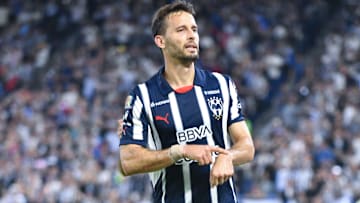 El capitán de Rayados, el español Sergio Canales, le dio la ventaja a Pumas al convertir de gran forma una pena máxima