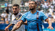 Sebastian Lletget (LA GAlaxy) y el peruano Alexander Callens (NYCFC) compiten por el esférico en la temporada 2021.
