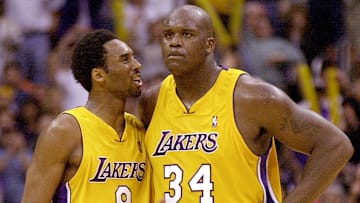 Los Angeles Lakers Kobe Bryant (L) talks to teamma