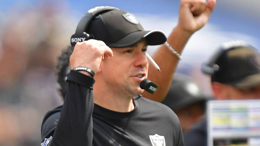 Sep 20, 2026; Inglewood, California, USA; Las Vegas Raiders head coach Klint Kubiak (middle) is seen against the Los Angeles Chargers during the first half at SoFi Stadium. Mandatory Credit: Gary A. Vasquez-Imagn Images Sep 20, 2026; Inglewood, California, USA; Las Vegas Raiders head coach Klint Kubiak (middle) is seen against the Los Angeles Chargers during the first half at SoFi Stadium. Mandatory Credit: Gary A. Vasquez-Imagn Images