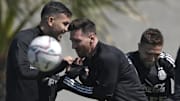 Paredes, Messi y Papu Gómez disfrutan del entrenamiento.