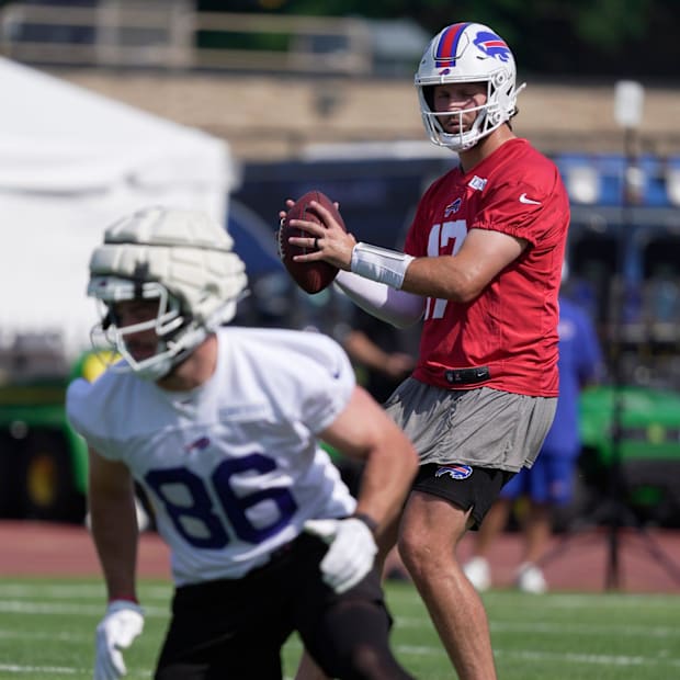 tight end Dalton Kincaid runs route