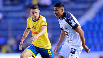 El español Álvaro Fidalgo del América y Óscar Manzanares del Querétaro durante el Apertura 2024