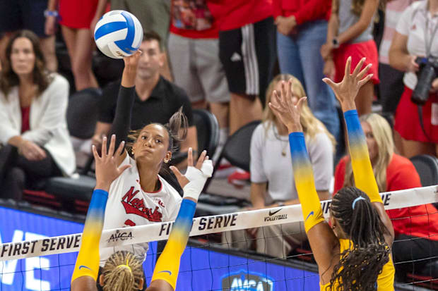 Harper Murray notches a kill against No. 3 Pitt at the AVCA First Serve Showcase.