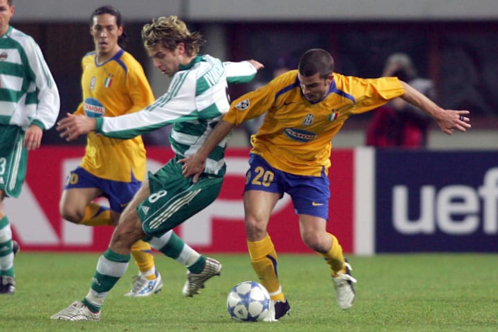 Manuele Blasi of Juventus vies with Andr