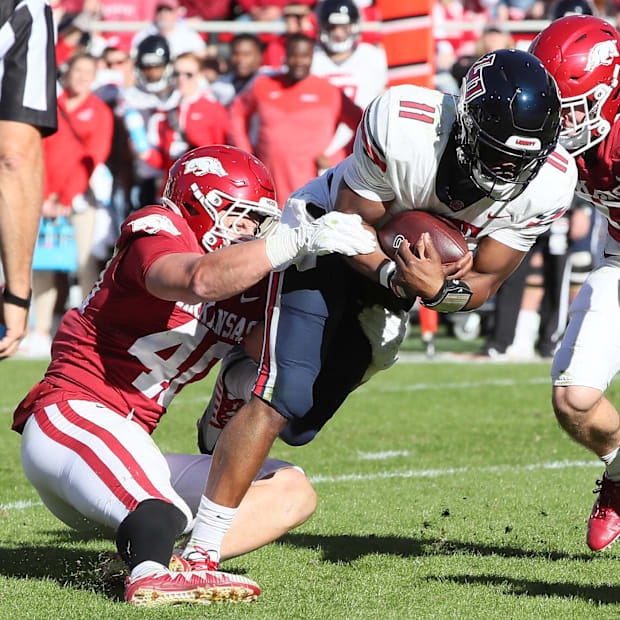 Landon Jackson (40) tackle