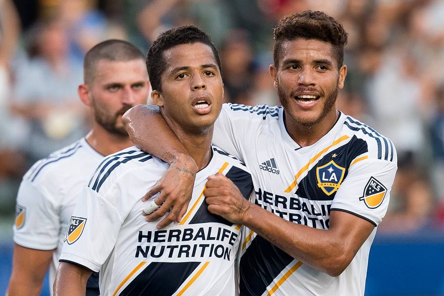 Giovani Dos Santos (left) and Jonathan Dos Santos (right)