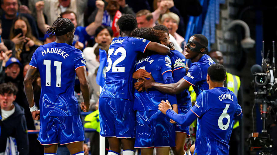 Chelsea surround Marc Cucurella to celebrate the only goal of the night. | IMAGO/Pro Sports Images