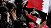 Mujeres de Qatar con banderas 
